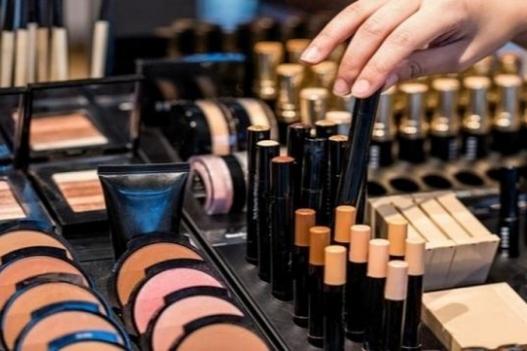 Sağlık Bakanlığı sahte kozmetik ürünleri tek tek tespit etti: 93 milyon lira ceza, 61 bin ürün imha edildi Sağlık Bakanlığı, sahte ve mevzuata aykırı kozmetik ürünlere karşı yürüttüğü