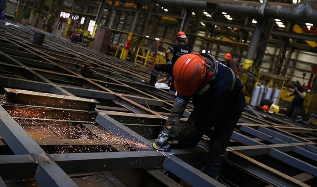 İstihdam rakamlarında çelişkili tablo: İnşaat ve hizmet uçtu, sanayi çakıldı TÜİK’e göre, Mayıs 2025’te sanayi, inşaat ve hizmet sektörlerinde toplam