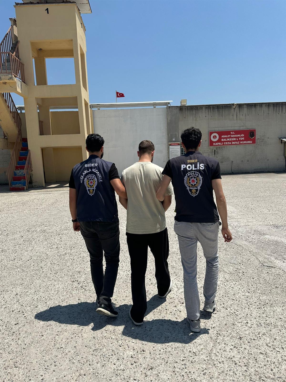 Balıkesir'de zararlı yazılım sattığı ve kişisel verileri ele geçirdiği iddia