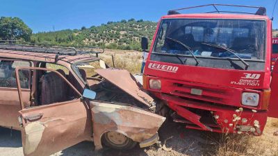 Balıkesir’in İvrindi ilçesinde otomobil ile kamyonet kafa kafaya çarpışarak çift