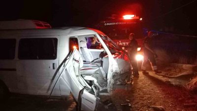 Balıkesir’in Burhaniye ilçesinde meydana gelen tek taraflı trafik kazasında kamyonet