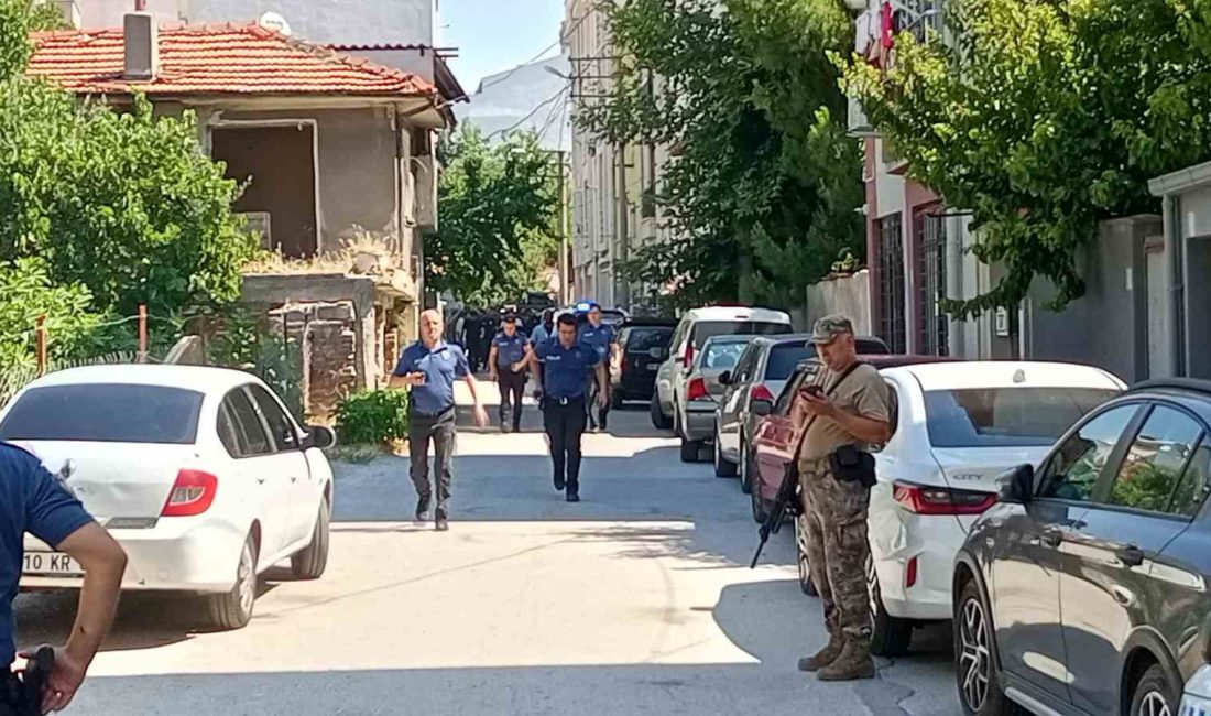 Polisi bıçaklayan şahıs operasyonla yakalandı Balıkesir’de polis memurunu bıçaklayan psikolojik sorunları olduğu iddia edilen şüpheli,