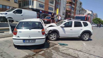 Balıkesir’de bir anda hız kazanarak karşı şeride geçen otomobil, bir