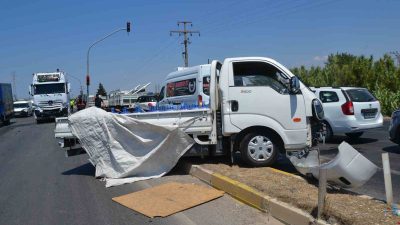 Balıkesir’in Ayvalık ilçesinde meydana gelen trafik kazasında bir tır, bir