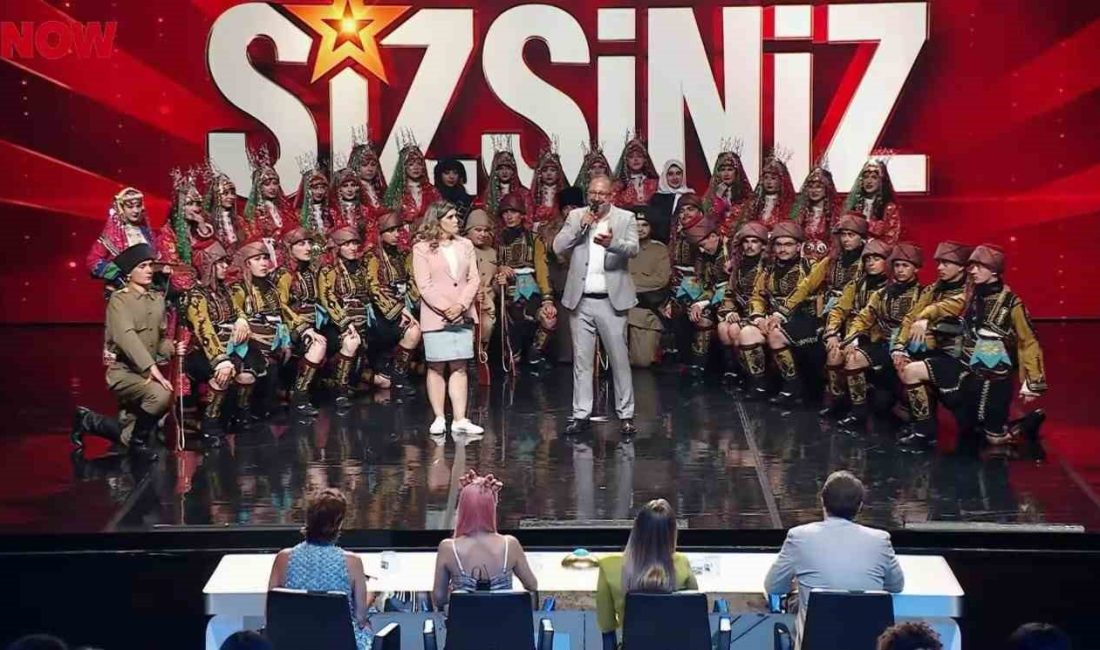 Balıkesirli Ayna Kültür Sanat ekibinin liseli gençlerden oluşturduğu folklor ekibi