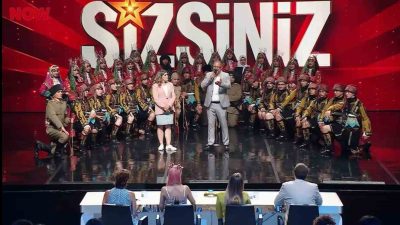 Balıkesirli Ayna Kültür Sanat ekibinin liseli gençlerden oluşturduğu folklor ekibi