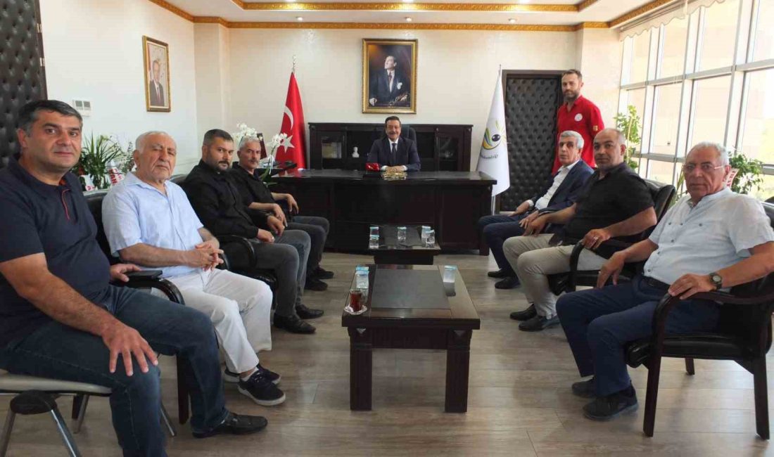 Burhaniye’de Elazığlılar Kaymakam Atilla’yı ziyaret etti Burhaniye’de geçtiğimiz pazartesi göreve başlayan Kaymakam Cumalı Atilla, ziyaretçilerini kabul