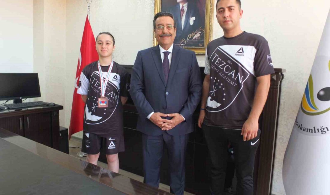 Burhaniye Kaymakamı Atilla, başarılı sporcuyu ödüllendirdi Burhaniye ilçesinde, Kaymakam Cumali Atilla, Türkiye Boks Federasyonu tarafından Bayburt’ta