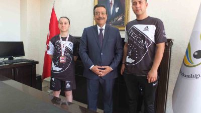 Burhaniye ilçesinde, Kaymakam Cumali Atilla, Türkiye Boks Federasyonu tarafından Bayburt’ta