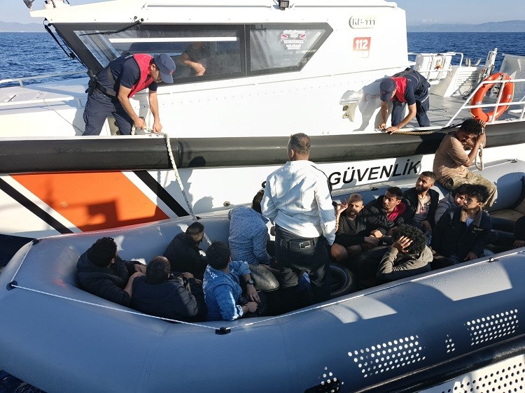 Balıkesir’in Ayvalık ilçesi açıklarında yasa dışı yollarla yurt dışına çıkmaya