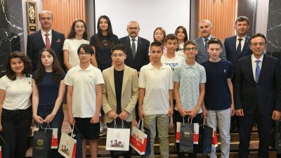 Balıkesir Valisi İsmail Ustaoğlu, LGS’de tam puan alan öğrencileri makamında