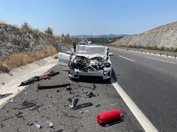 Balıkesir’de otomobil önünde giden kamyonete çarptı; 2 yaralı Balıkesir’de İzmir-İstanbul Otoyolu’nun Mecidiye mevkiinde meydana gelen çift taraflı trafik