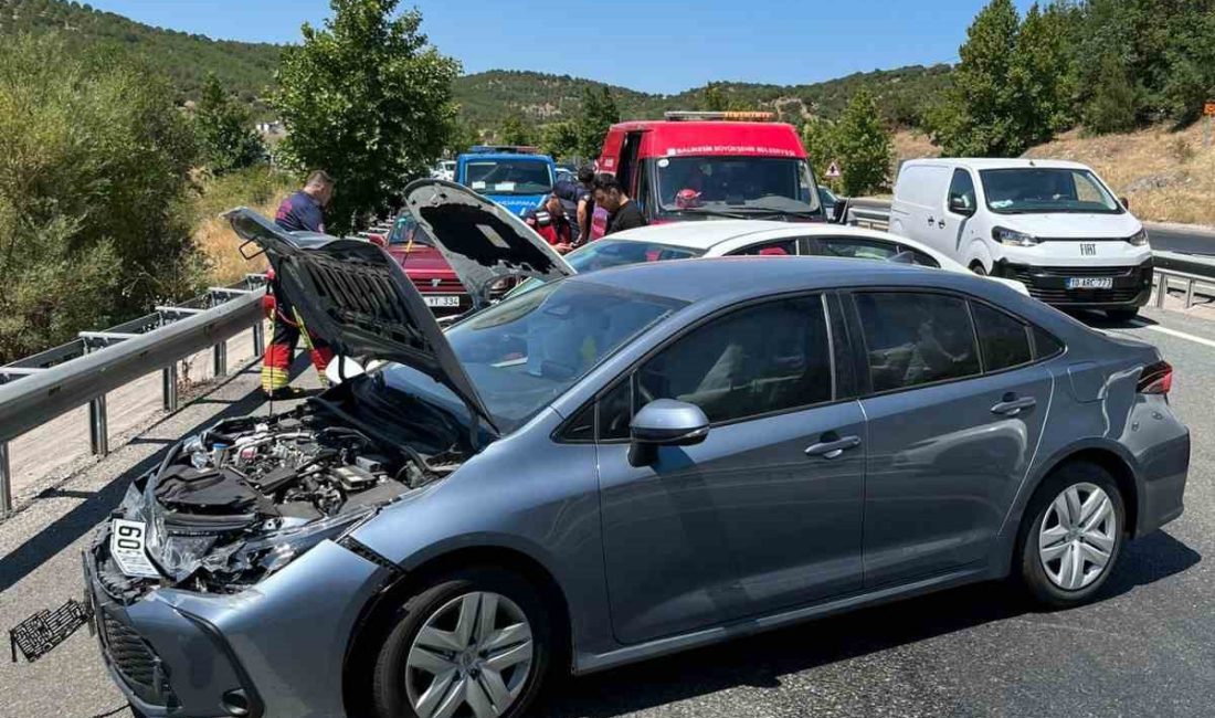 Asfaltın erimesi zincirleme kazaya neden oldu: 8 yaralı Balıkesir’in Edremit ilçesi istikametindeki Evciler Kavşağı mevkisinde sıcak hava nedeniyle