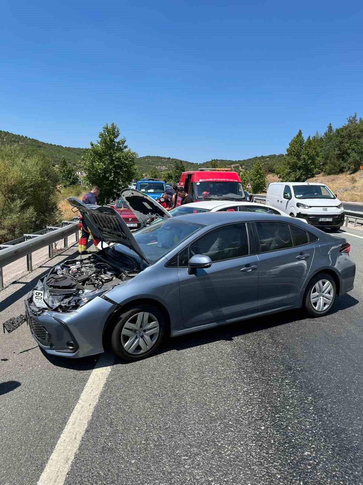Balıkesir’in Edremit ilçesi istikametindeki Evciler Kavşağı mevkisinde sıcak hava nedeniyle