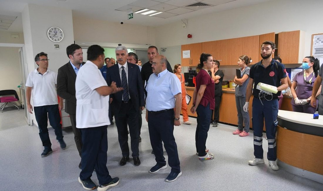 Vali Ustaoğlu, otobüs kazasında yaralanan vatandaşları hastanede ziyaret etti Balıkesir Valisi İsmail Ustaoğlu, yolcu otobüsünün şarampole yuvarlanması sonucu yaralanan