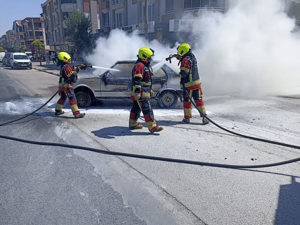 Balıkesir’de LPG’li TOFAŞ marka araç yol ortasında yandı Balıkesir’in Karesi ilçesinde seyir halindeki LPG’li TOFAŞ otomobil nedeni bilinmeyen