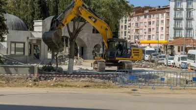 Balıkesir’de "çevre düzenlemesi" adı altında ağaçlara yapılan tahribat dikkat çekiyor.