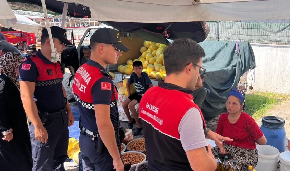 Pazarlarda satılan ürünlere Tarım ve Orman Müdürlüğü denetimi Balıkesir’in Edremit İlçe Tarım ve Orman Müdürlüğü ekipleri, Altınoluk Mahallesi’nde