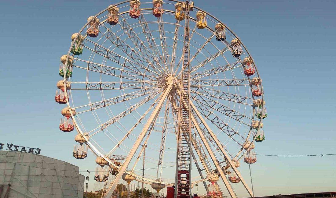 Dönme dolapta mahsur kalan 3 kişi, 42 metrelik itfaiye merdiveniyle kurtarıldı Balıkesir’in Edremit ilçesine bağlı turistik Akçay Mahallesi’nde yaşanan elektrik kesintisi,