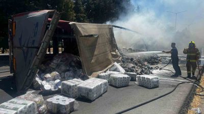Balıkesir’de İstanbul istikametinden gelen market malzemesi yüklü tırın tek taraflı