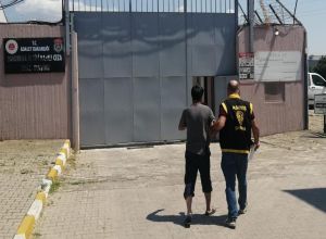 Balıkesir genelinde düzenlenen eş zamanlı operasyonlarda, haklarında çeşitli suçlardan aranma
