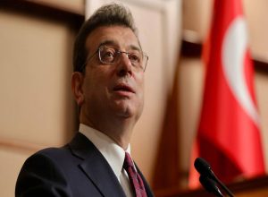 İmamoğlu’na bir beraat, iki hapis cezası: Silivri’de yaşanan duruşma önünde