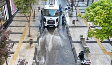 Bandırma Belediyesi, kentsel yaşam kalitesini artırma hedefiyle temizlik çalışmalarını aralıksız