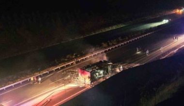 Balıkesir’de İzmir-İstanbul otoyolunda devrilen tır yandı. Yanan tırdan sıçrayan alevler