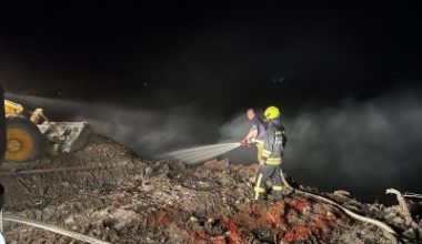  Balıkesir'in İvrindi ilçesinde çöplerin depolandığı çöplük alanında çıkan yangın