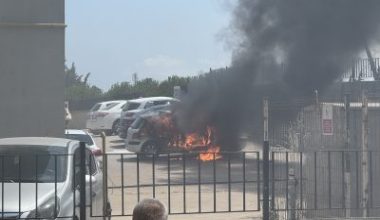 Balıkesir’in Bandırma ilçesinde hastane otoparkında park halinde bulunan otomobil alev