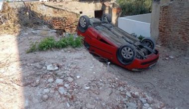Balıkesir’in Erdek ilçesinde park etmeye çalışan bir otomobil, sürücüsünün kontrolü