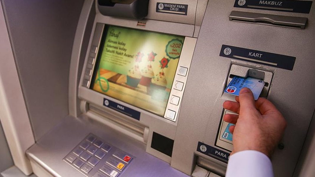 ATM’lerde şifre güvenliği artıyor: 6 ayda bir zorunlu değişiklik Mobil bankacılıkta yıllardır uygulanan “6 ayda bir şifre yenileme” zorunluluğu,