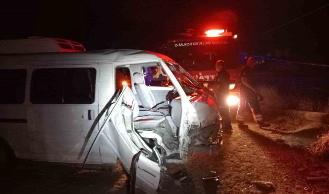 Tek taraflı kazada yolcu araçta sıkıştı Balıkesir’in Burhaniye ilçesinde meydana gelen tek taraflı trafik kazasında kamyonet