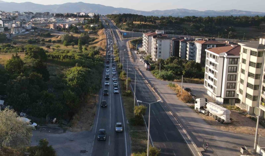 Erdek’te tatilci yoğunluğu, trafik hattı havadan görüntülendi Balıkesir’in tatil beldelerinden olan Erdek’te hafta sonu sıcak havayı fırsata