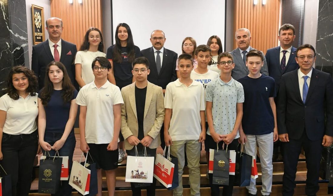 Balıkesir Valisi Ustaoğlu, LGS şampiyonları ödüllendirildi Balıkesir Valisi İsmail Ustaoğlu, LGS’de tam puan alan öğrencileri makamında