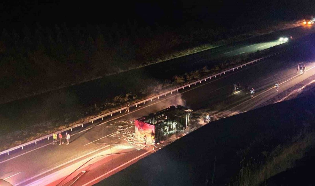 Balıkesir’de İzmir-İstanbul otoyolunda devrilen tır yandı. Yanan tırdan sıçrayan alevler