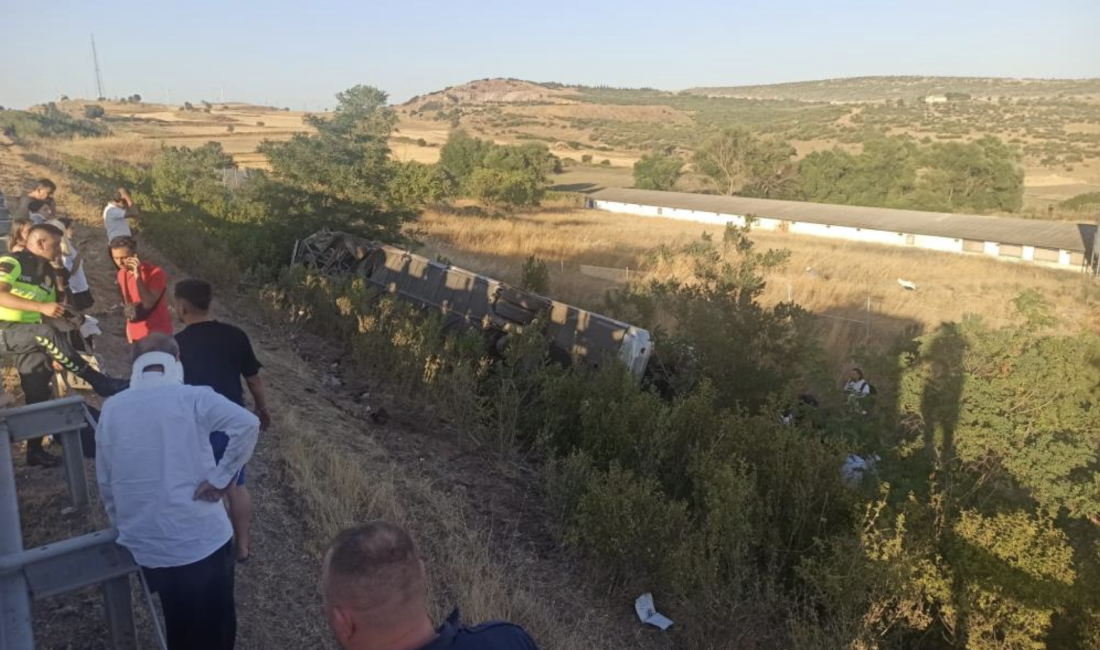 Balıkesir’de bir yolcu otobüsü yoldan çıkarak devrildi. Kazada 1’i ağır