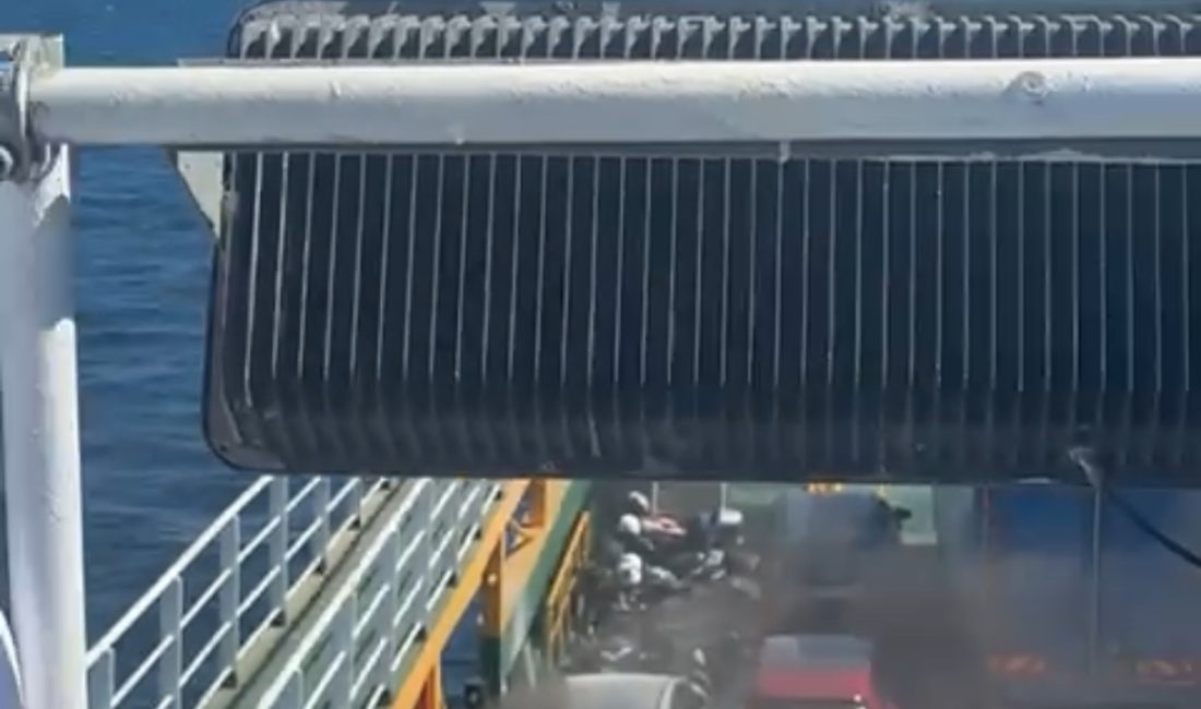 Marmara Adası açıklarında feribotta can pazarı: 200 yolcu tahliye ediliyor Marmara Adası açıklarında 200 yolcu ve 70 aracın bulunduğu feribotta