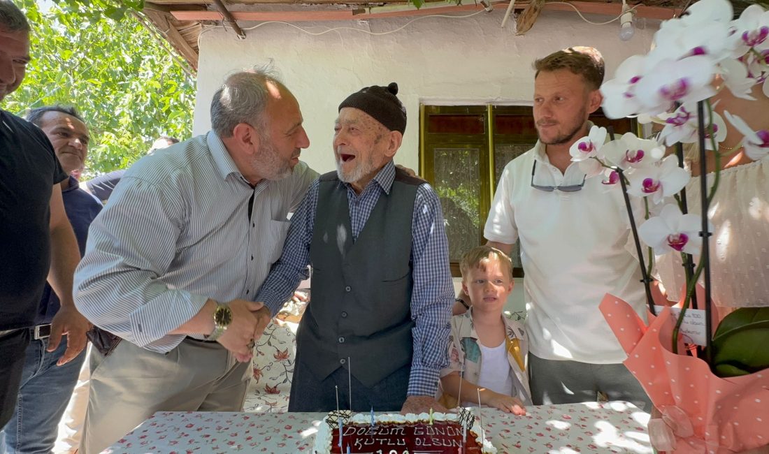 100 yaşına basan Recep Ercan’a Üzümlü Mahallesi’nde anlamlı kutlama Gönen’in Üzümlü Mahallesi’nde yaşayan Recep Ercan, 100 yaşına girdi. Hayatı