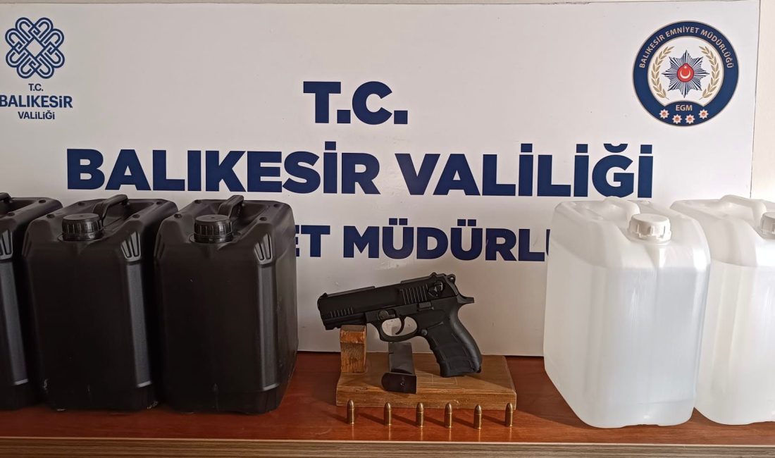 Bandırma’da ruhsatsız silah ve etil alkol ele geçirildi Balıkesir’in Bandırma ilçesinde polis ekiplerince durdurulan bir şahsın üzerinde ruhsatsız