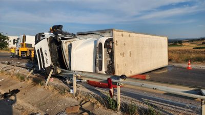 Bursa-Balıkesir karayolunda kontrolden çıkan kamyonun devrildiği kazada sürücüsü ağır yaralandı.