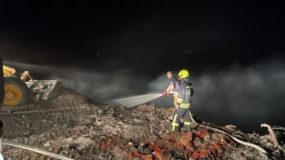  Balıkesir'in İvrindi ilçesinde çöplerin depolandığı çöplük alanında çıkan yangın
