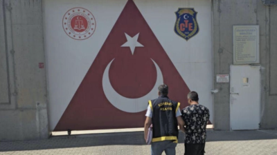 Balıkesir’de polis ekipleri tarafından yapılan aranan şahıslara yönelik operasyonda, hapis