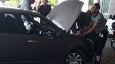 Balıkesir’in Gönen ilçesinde Devlet Hastanesi otoparkında park halindeki bir aracın