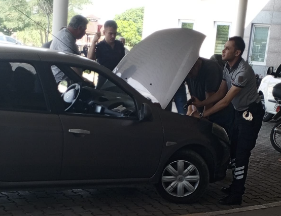 Balıkesir’in Gönen ilçesinde Devlet Hastanesi otoparkında park halindeki bir aracın
