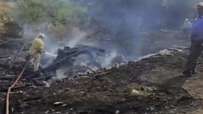 Balıkesir’in Sındırgı ilçesinde tutuşan saman balyaları kısa sürede küle dönerken,
