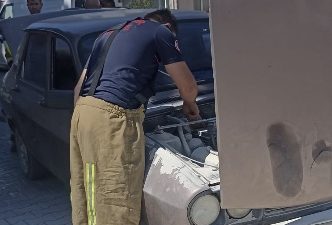 Balıkesir’in Gönen ilçesinde seyir halindeyken motor kısmından dumanlar çıkan otomobilde