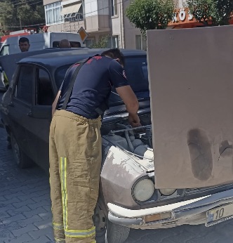 Balıkesir’in Gönen ilçesinde seyir halindeyken motor kısmından dumanlar çıkan otomobilde