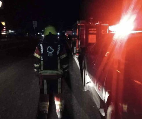 Balıkesir’de akaryakıt dolu tanker kaza yaptı Balıkesir’de meydana gelen tek taraflı direksiyon hakimiyetini kaybeden sürücü akaryakıt
