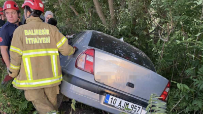 Balıkesir’in Altıeylül ilçesinde kontroldan çıkan otomobilin şarampole uçtuğu kazada 2
